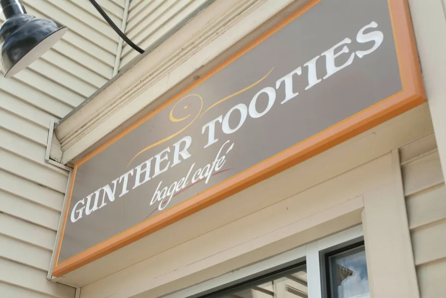 Gunther Tooties bagel café storefront sign